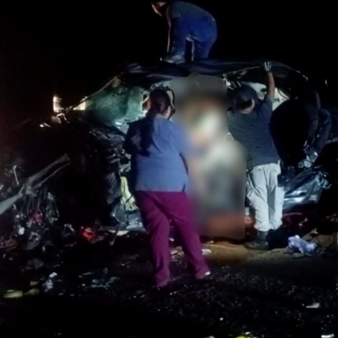 Choque entre dos traileres y una camioneta en carretera