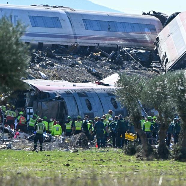 Servicios de emergencia laborando en la zona del accidente ferroviario