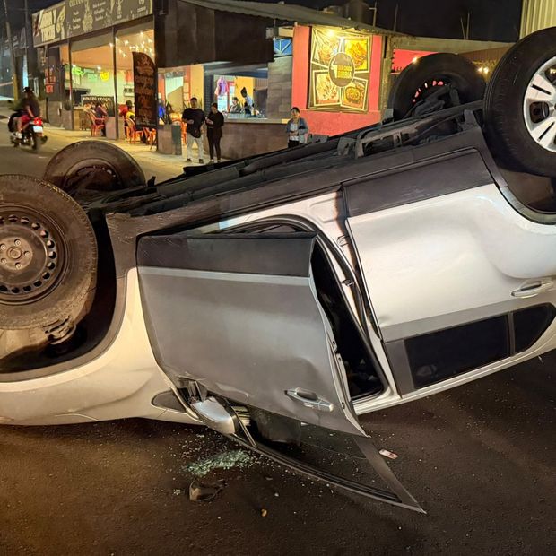 Accidente Choque Volcadura Automóvil Poste Colonia San Aparicio Las Fuentes Puebla
