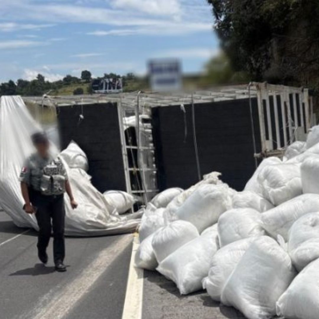 Debido al peso de la carga la unidad volcó sobre su costado.