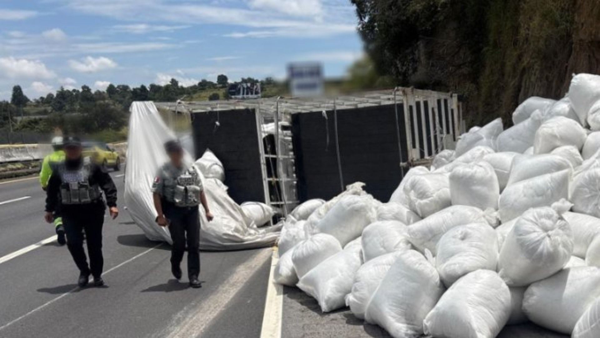 Vuelca Camioneta Cargada con Bultos en Autopista México-Puebla