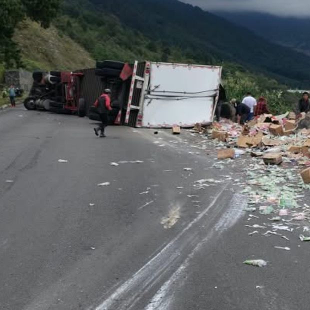 Accidente Volcadura Tractocamión Mercancía Autopista Acatzingo Ciudad Mendoza Puebla