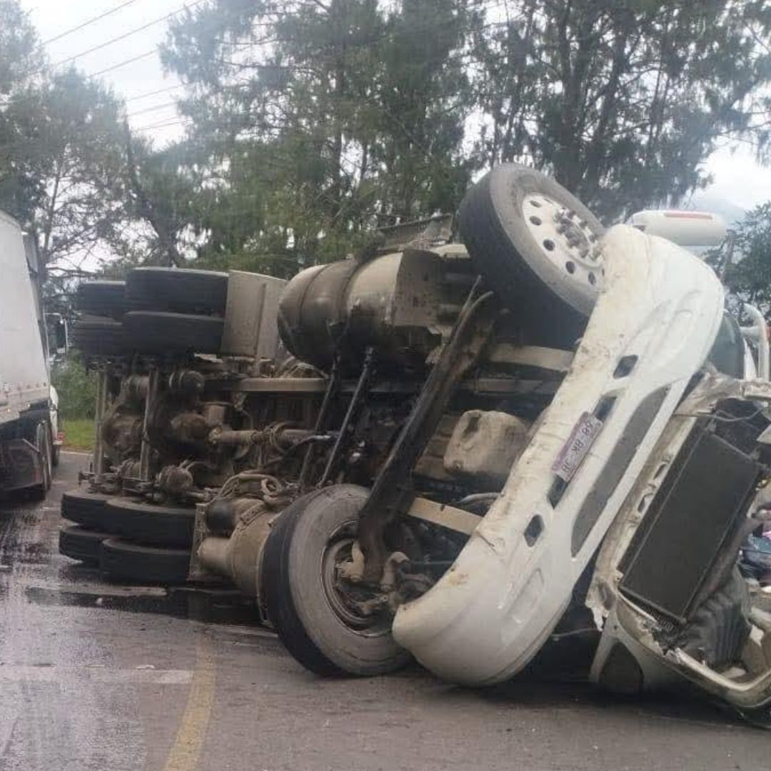 Tráfico por accidente en carretera Acuaco-Zacapoaxtla.