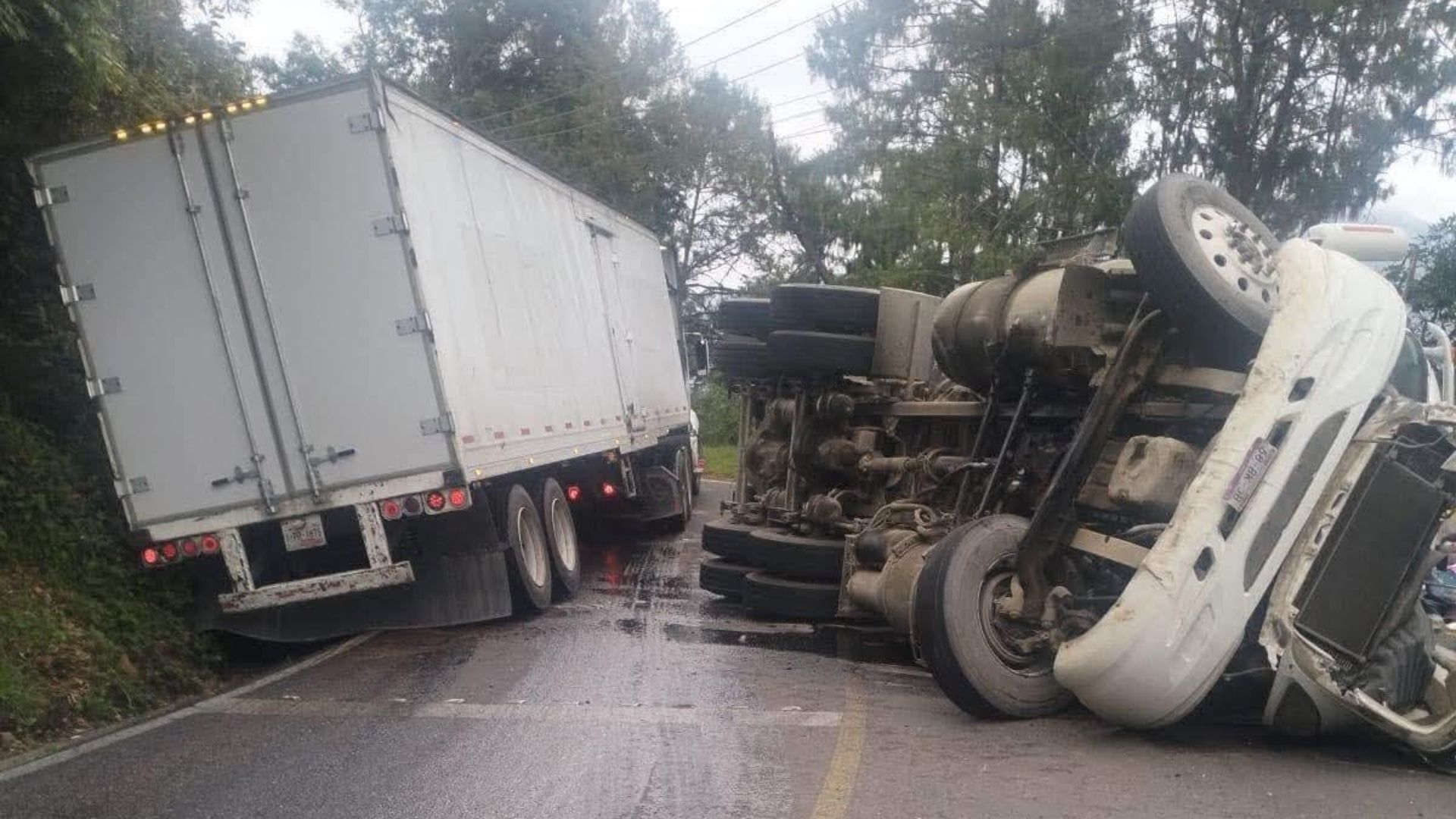 Tráfico por accidente en carretera Acuaco-Zacapoaxtla.
