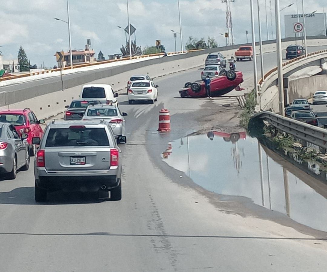 El coche terminó con las cuatro ruedas al aire.