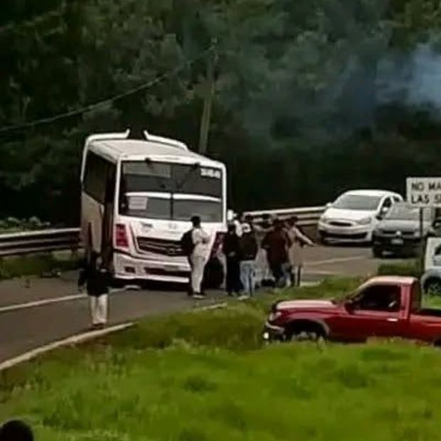 Choque en la carretera Ahuazotepec-Zacatlán deja congestionamiento vial.