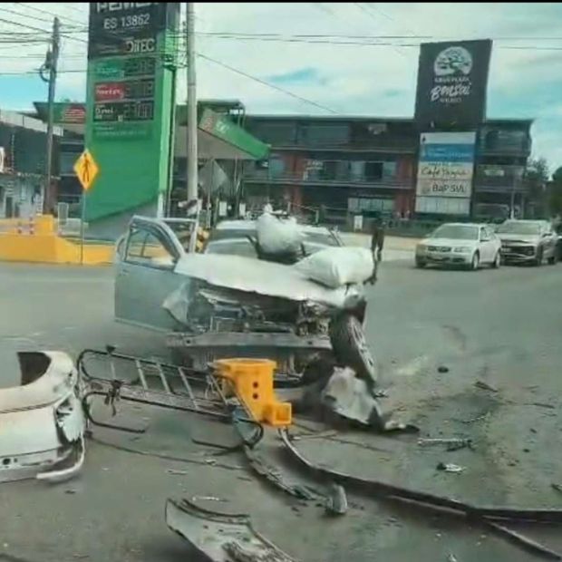 Dos automóviles chocaron por descompostura del semáforo.