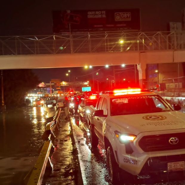 Las inundaciones provocaron caos vial en el Periférico Ecológico.
