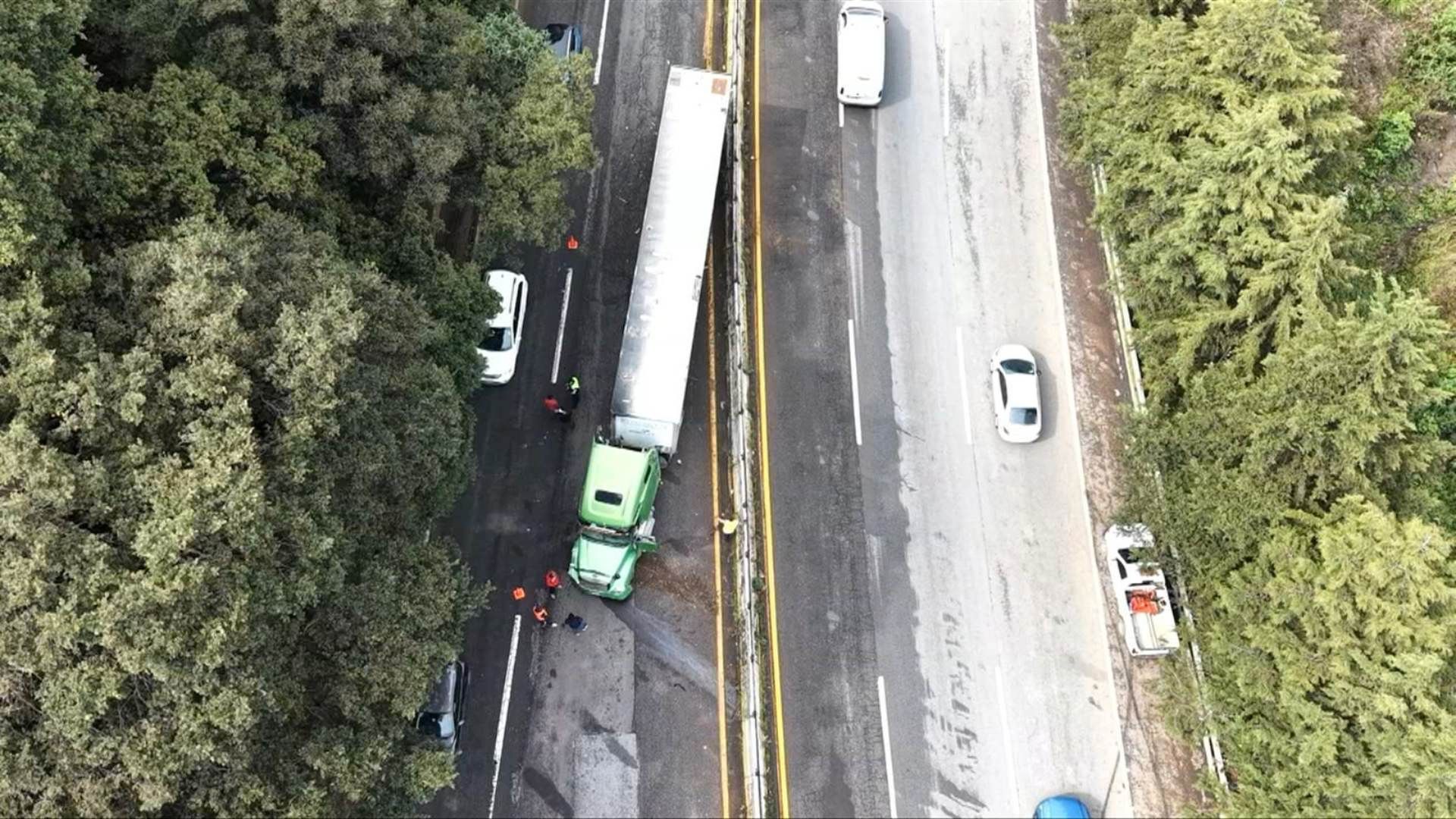 Choque entre autobús y tráiler en la México-Toluca
