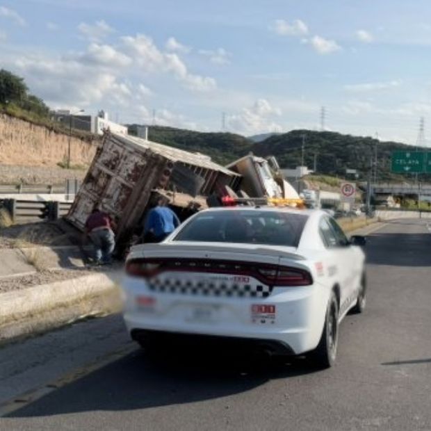 La Guardia Nacional abandera un accidente en el autopista México-Querétaro