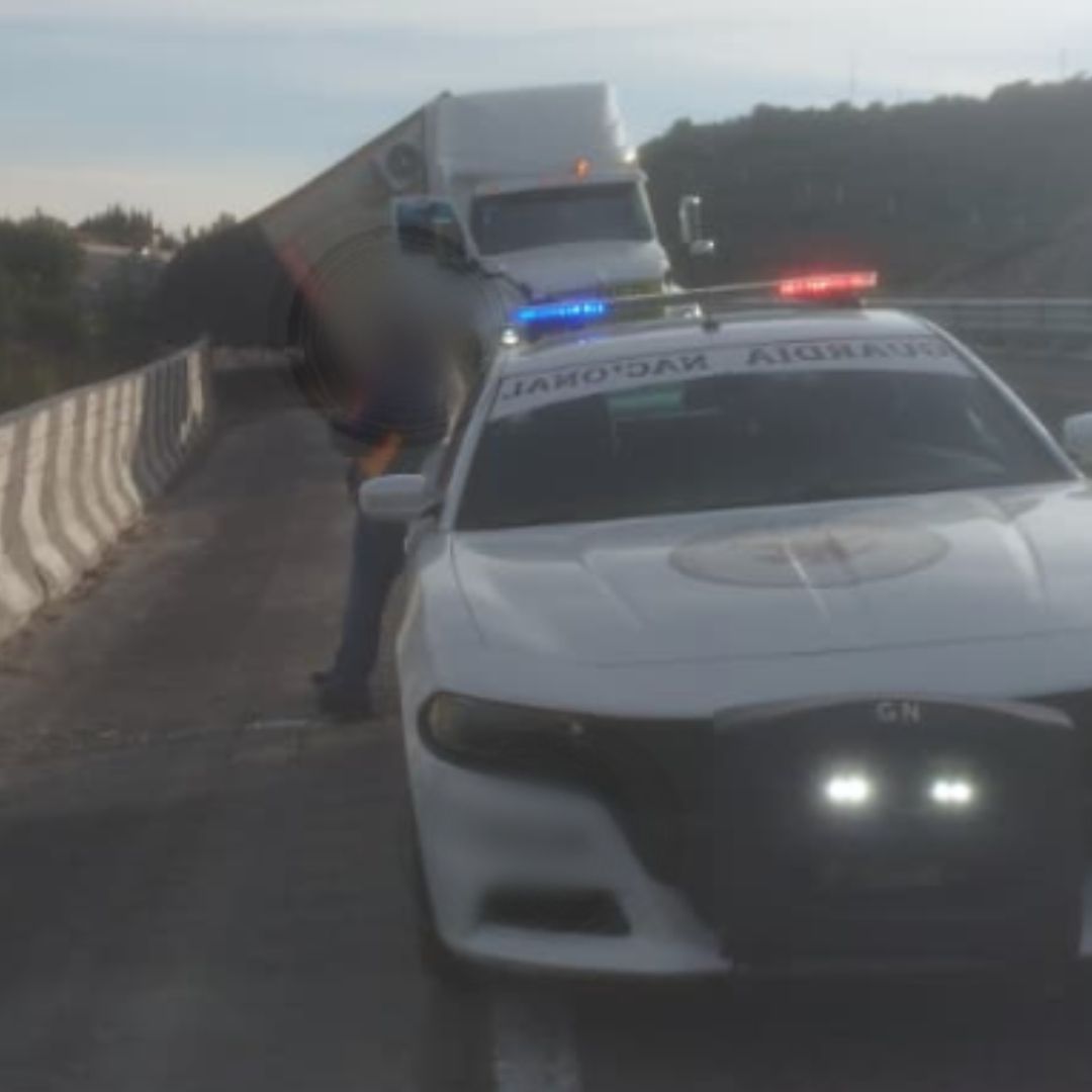 Tráiler accidentado en la autopista Puebla-Orizaba.