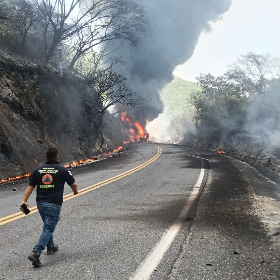 La explosión de la pipa ocurrió en la Autopista Puente de Ixtla-Iguala en Guerrero