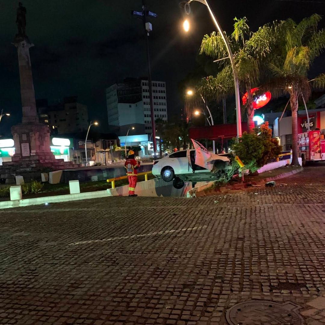 El vehículo se impactó contra el barandal del acceso.