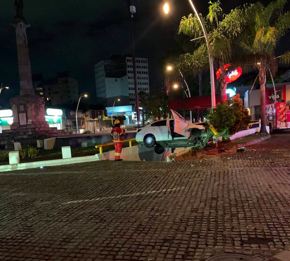 El vehículo se impactó contra el barandal del acceso.