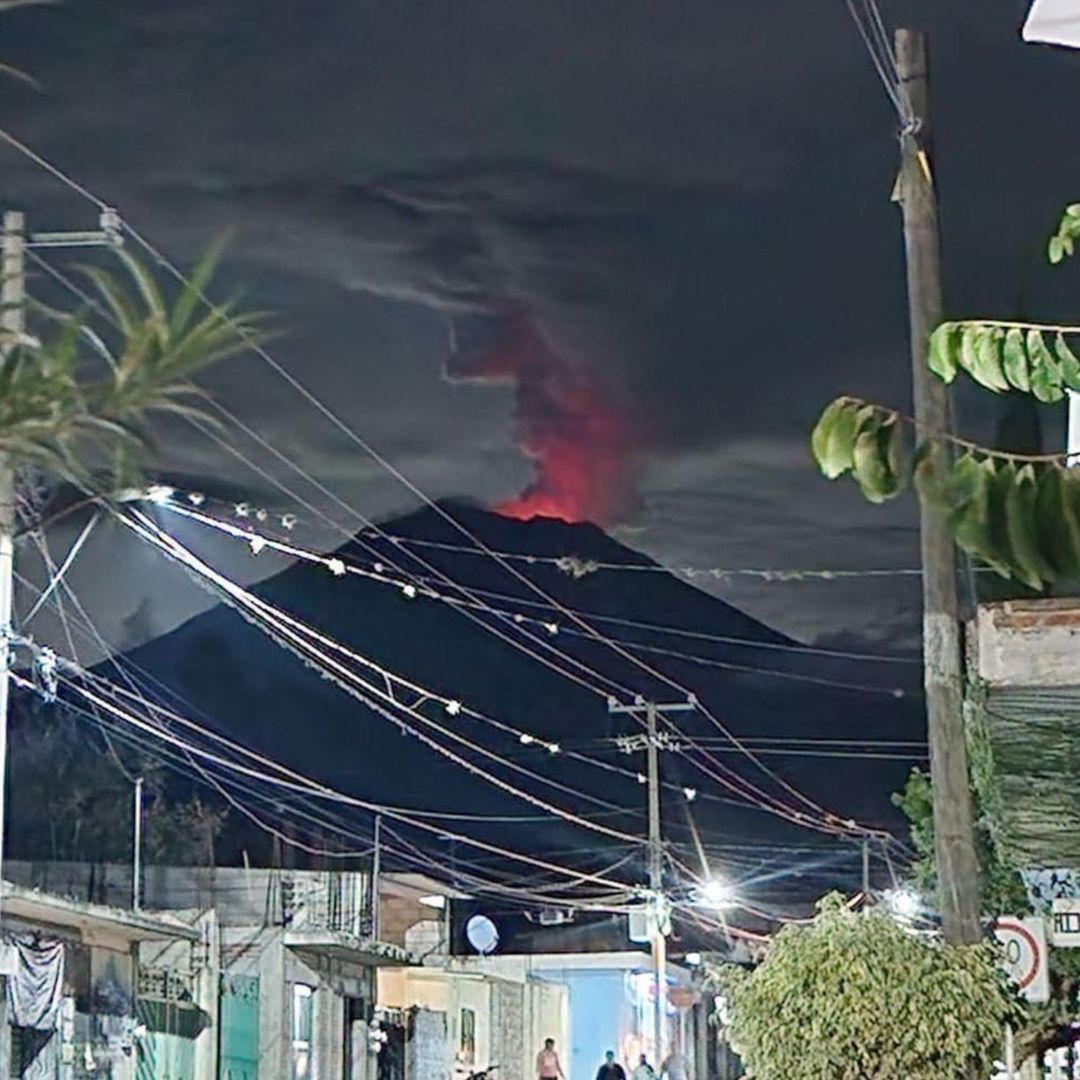 Así se ve la incandescencia desde comunidades de Puebla y Morelos.