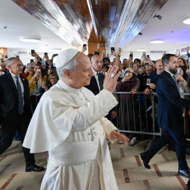 Papa León XIV a su llegada al hospital Gemelli de Roma