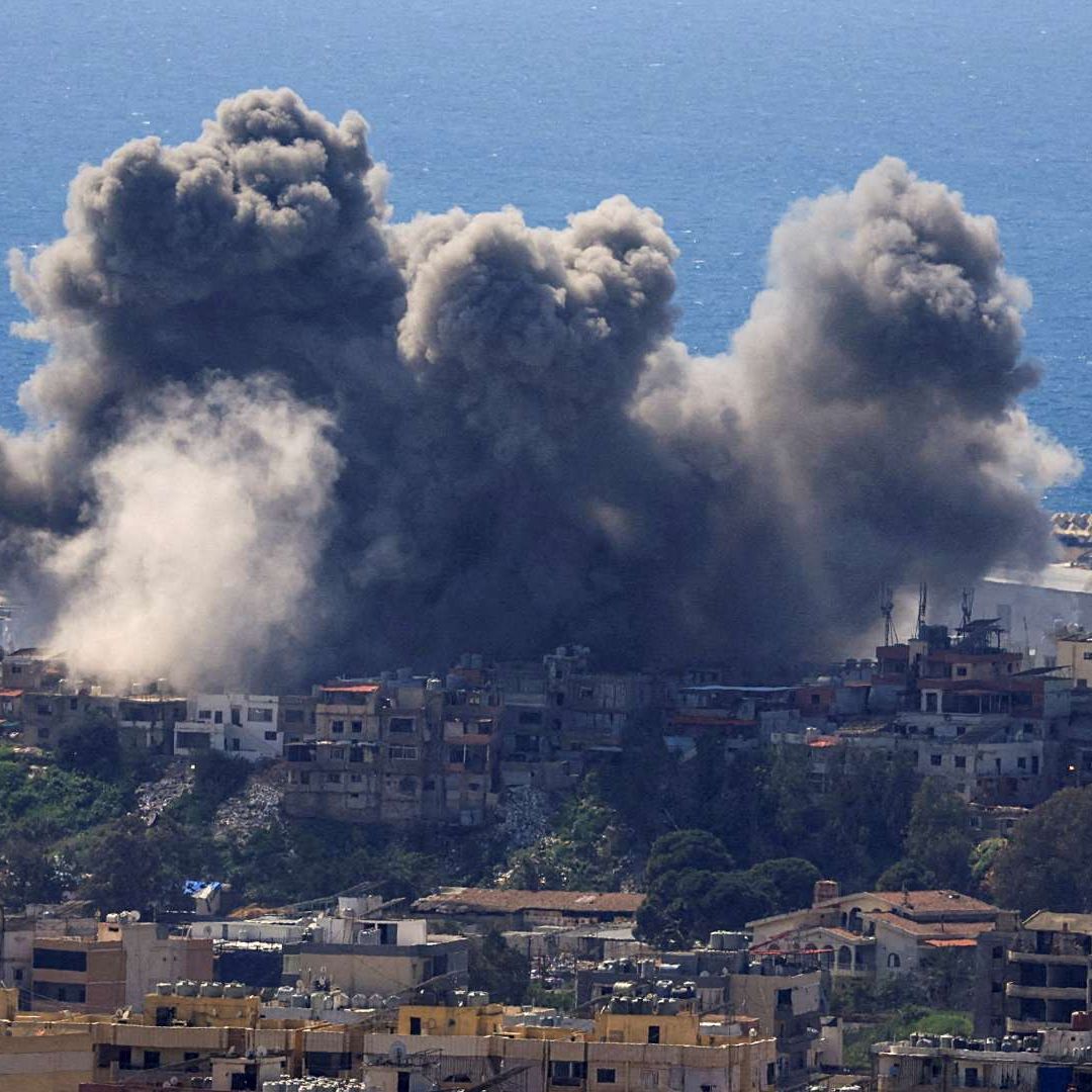 Humo luego de ataque israelí al sur de Beirut, el 8 de abril de 2026. Foto: Reuters | Archivo