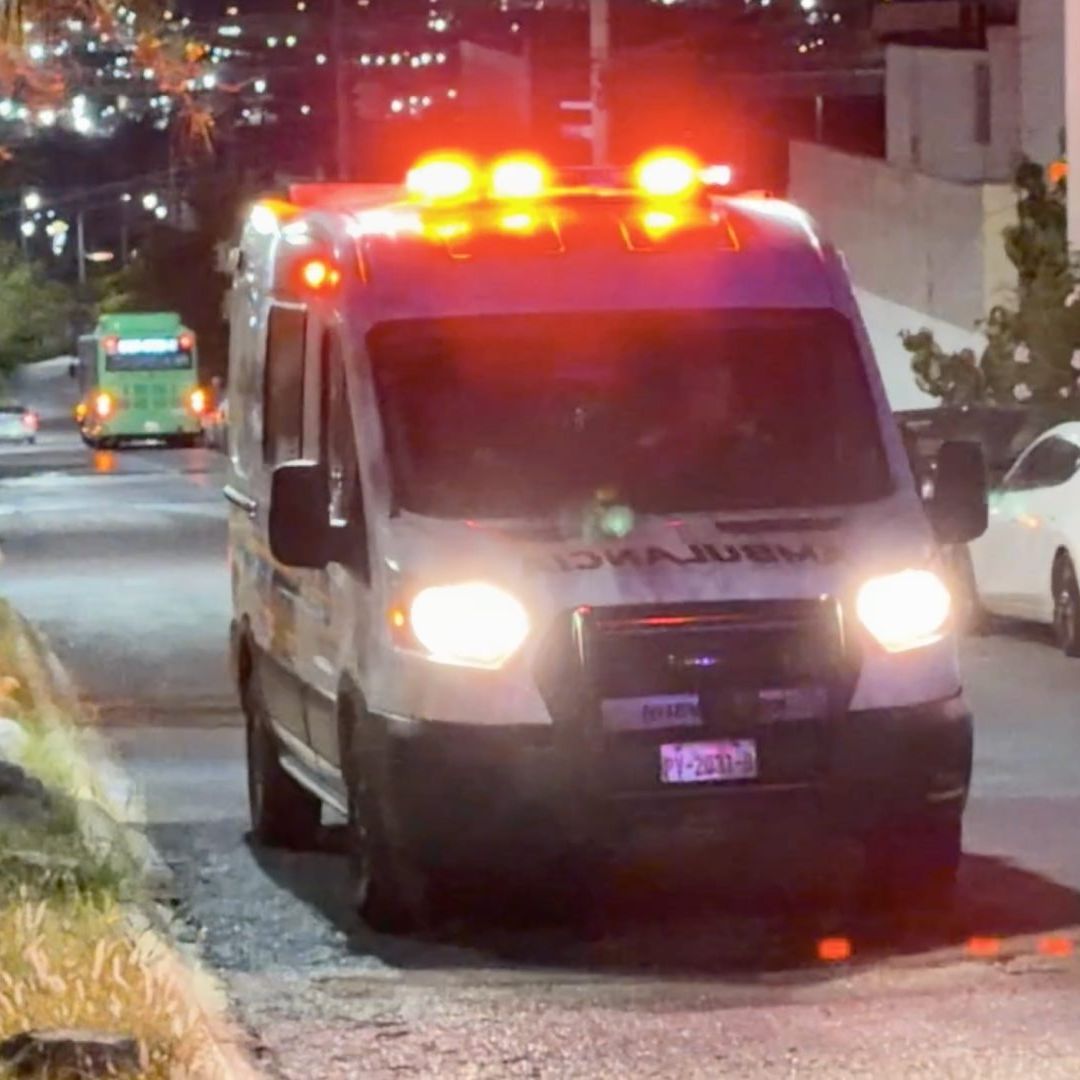 Ambulancia atiende a adolescente atropellado en Santa Catarina