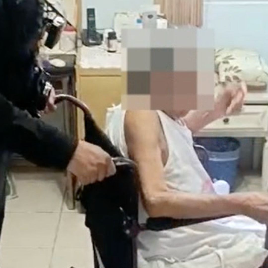 Mujer de la tercera edad atrapada en elevador