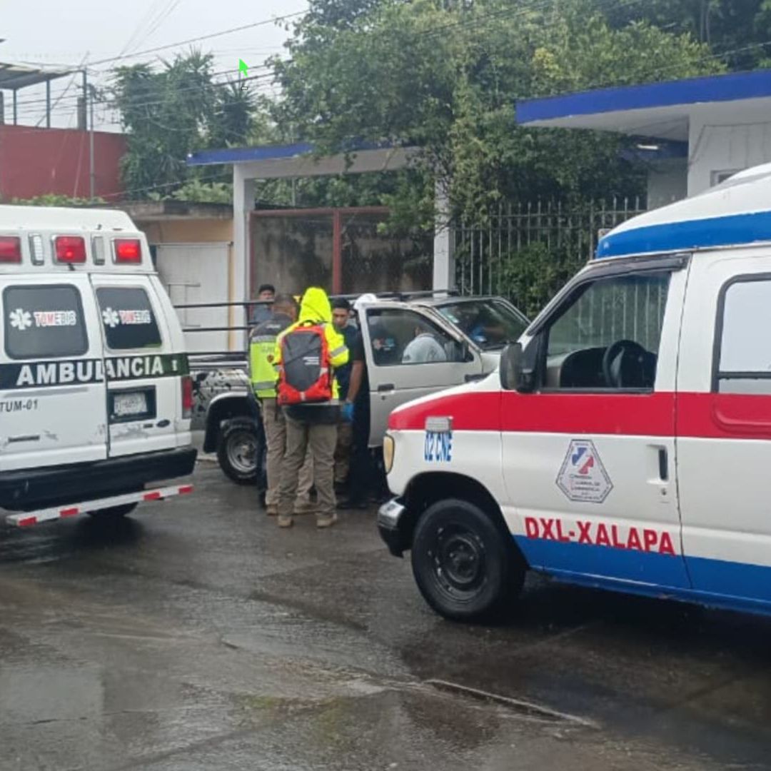 Movilización cuerpos de emergencia por muerte de adulto mayor mientras conducía en Xalapa