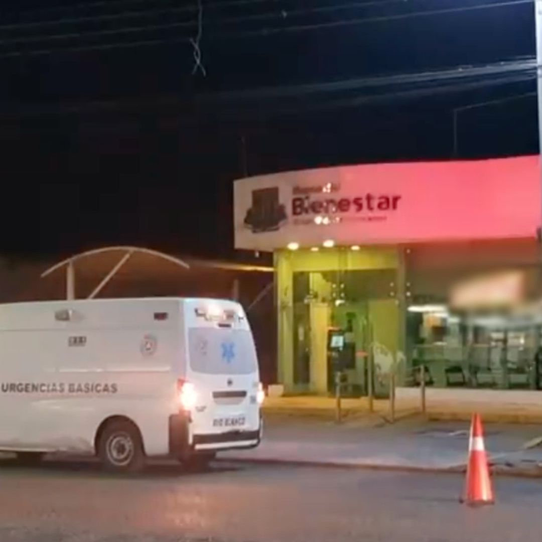 Vehículo impacta por alcance a un taxi y lo lanza contra la banqueta de un banco del bienestar; Responsable se dio a la fuga