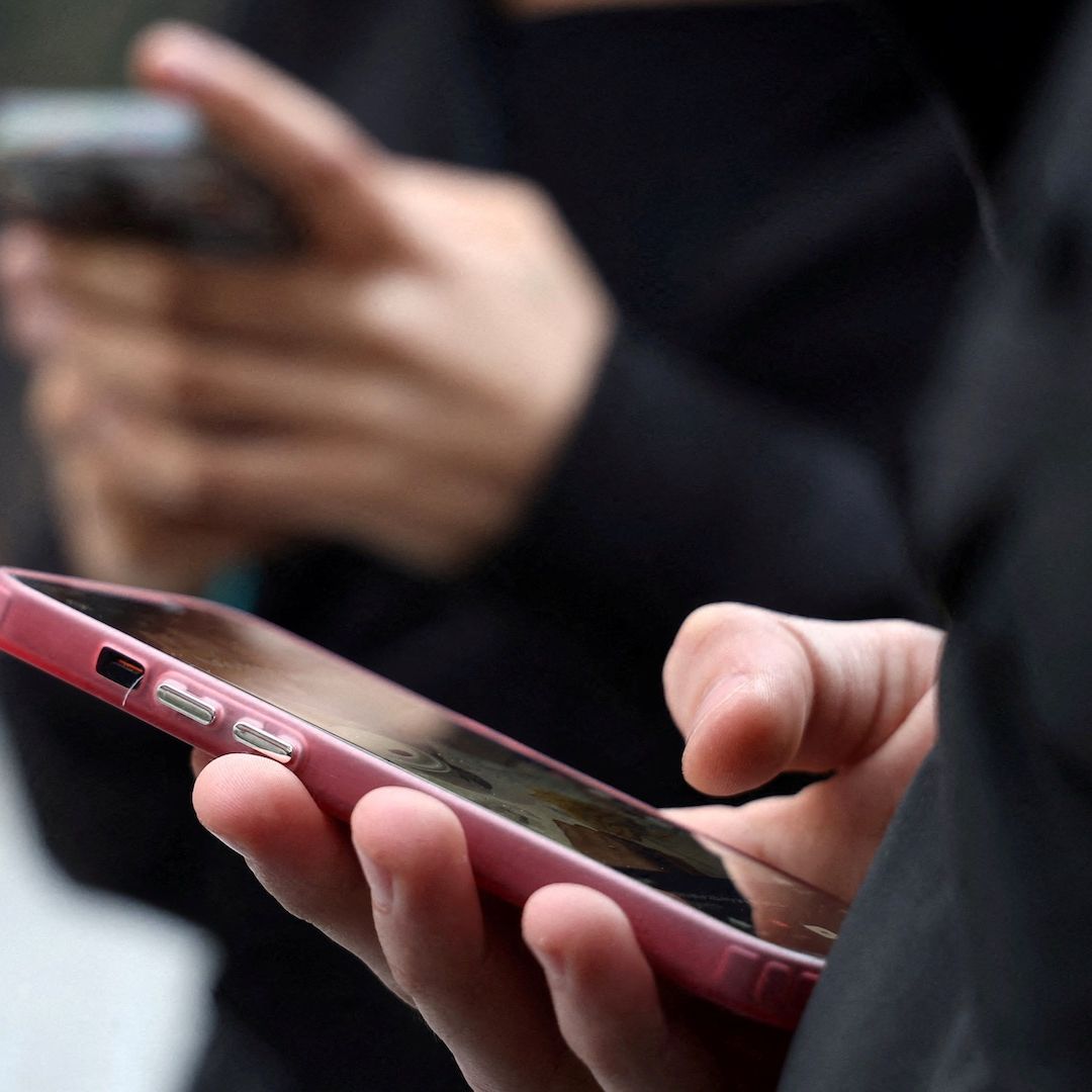 Jóvenes miran el celular