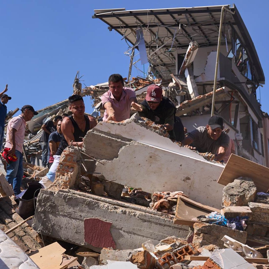 Búsqueda de sobrevivientes entre escombros de edificio en Pereira, Colombia, tras terremoto. Foto: AP
