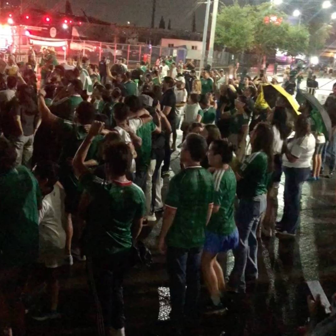 Aficionados se dieron cita para celebrar la victoria de México