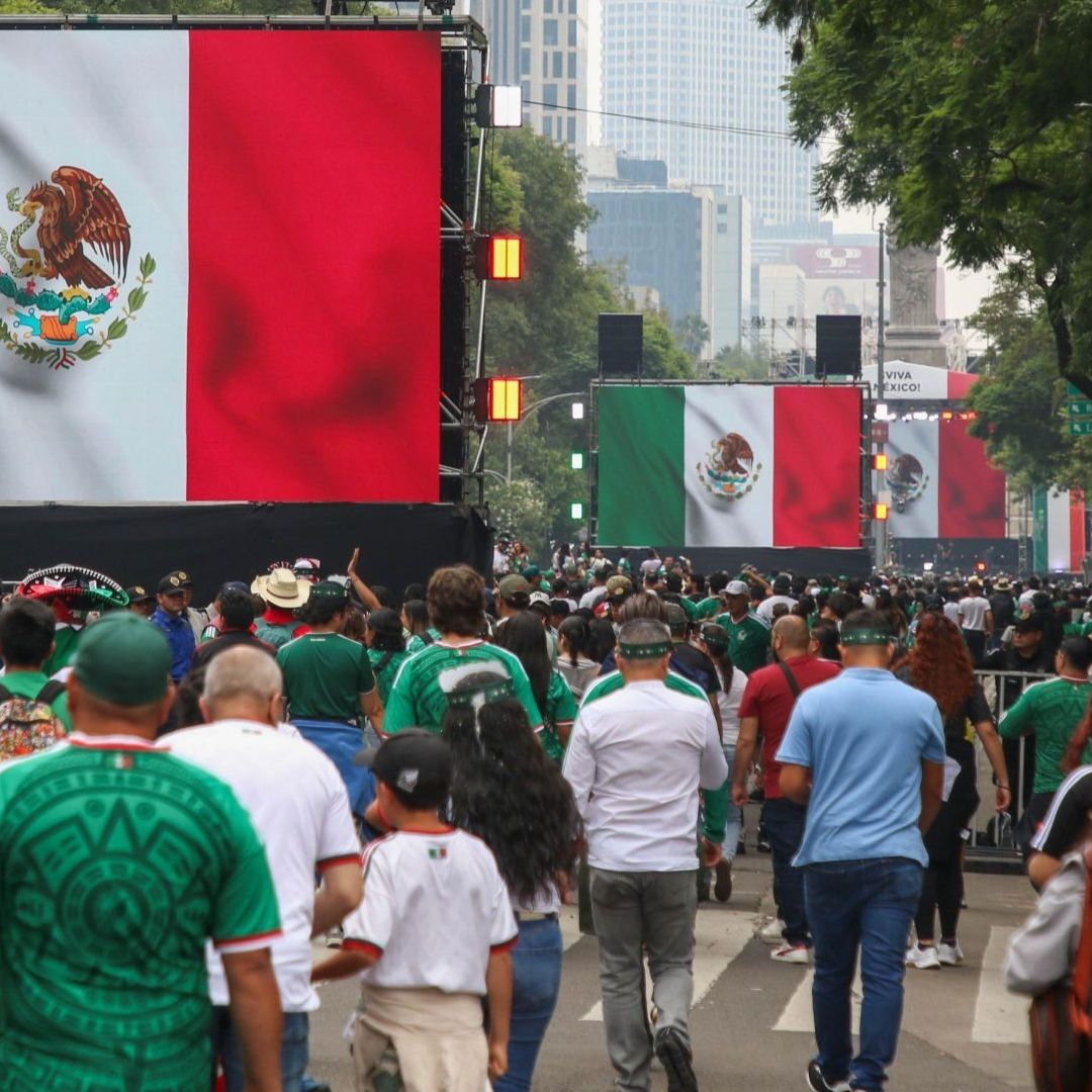 Aficionados en el Ángel de la Independencia en CDMX hoy 5 de julio de 2026