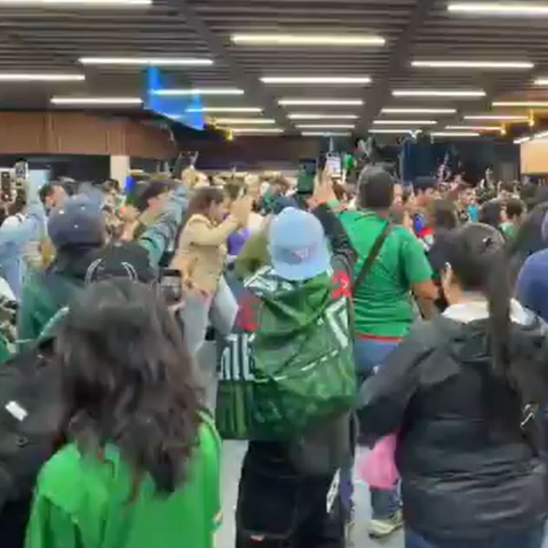 Aficionados celebran en el Metro triunfo de México bailando Payaso de Rodeo
