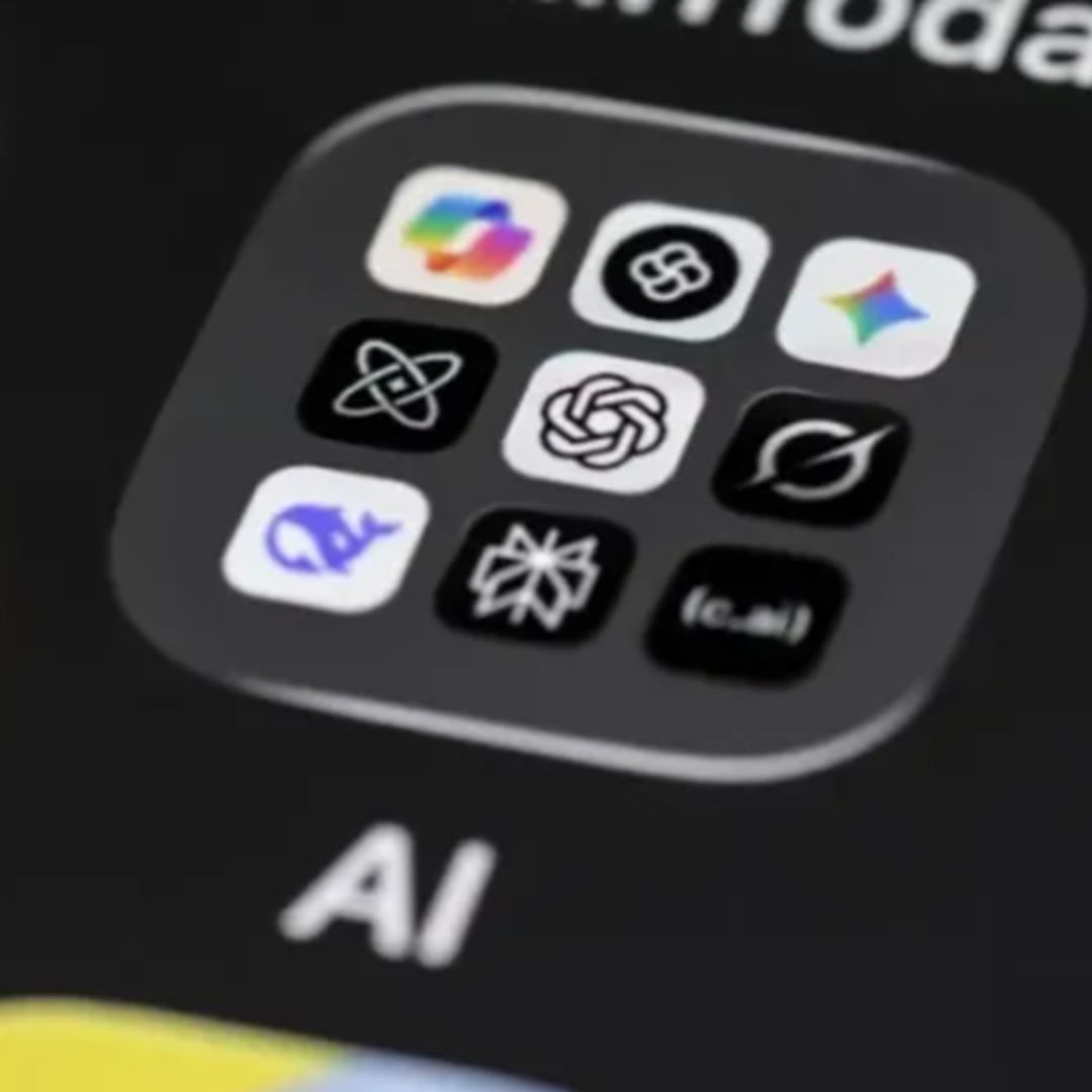 Aplicaciones de inteligencia artificial (IA) en un teléfono móvil.