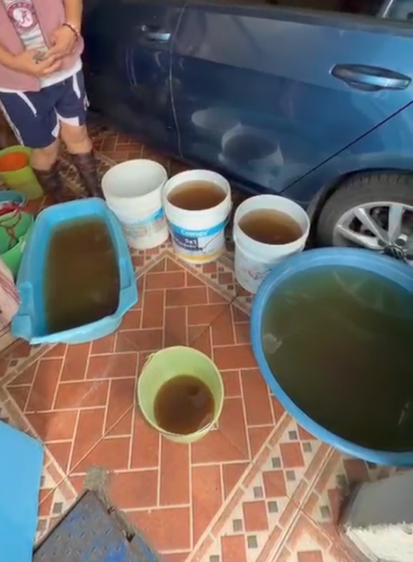 Vecinos de Neza Sufren Escasez de Agua Potable y si Llega es ‘Color Café’