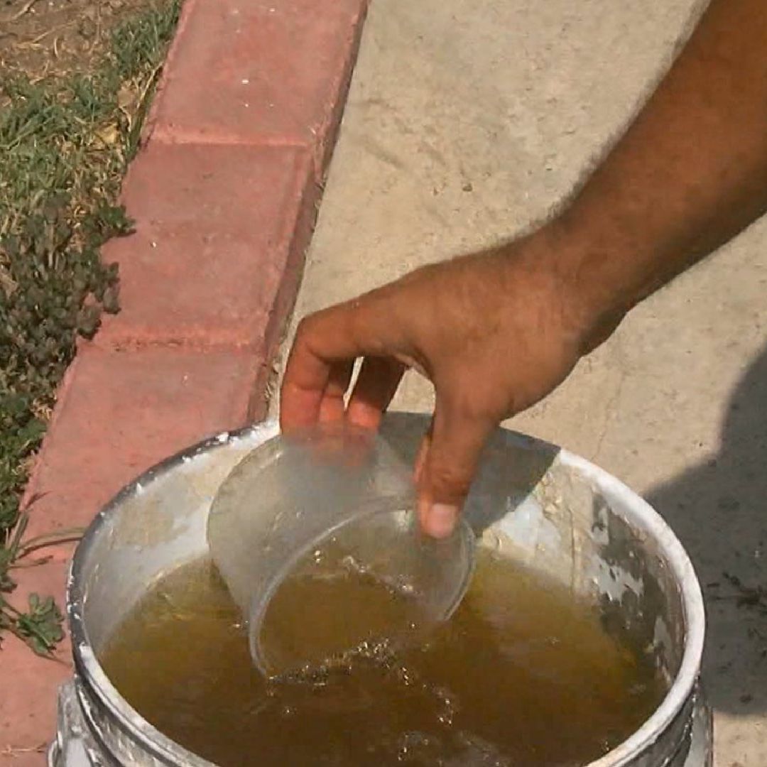 Cubeta con agua sucia