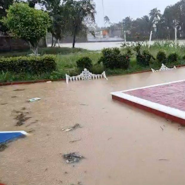 Se desborda río Agua Dulce al sur del estado de Veracruz.