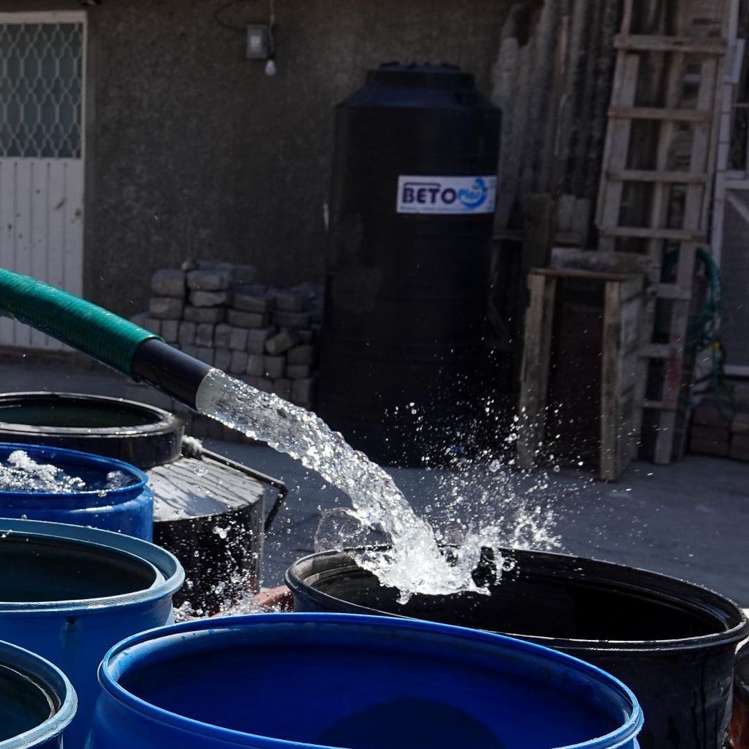 Pipas abastecen de agua a zonas de Iztapalapa, CDMX