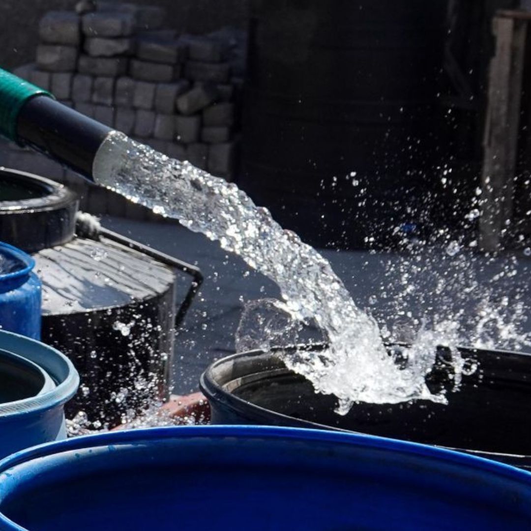 Manguera con agua.