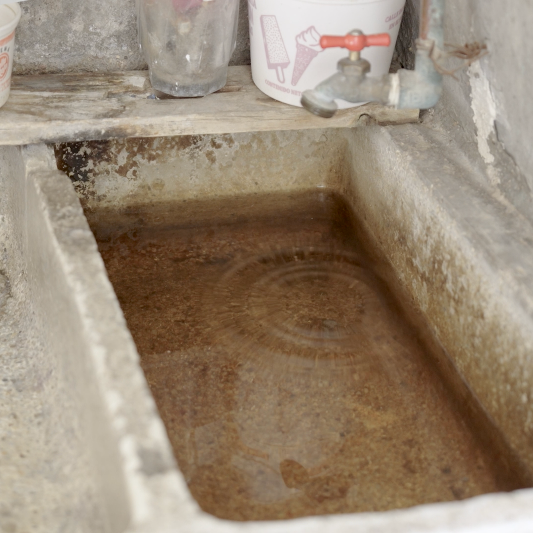 Habitantes de la Zona Metropolitana de Guadalajara padecen una crisis de agua sucia.