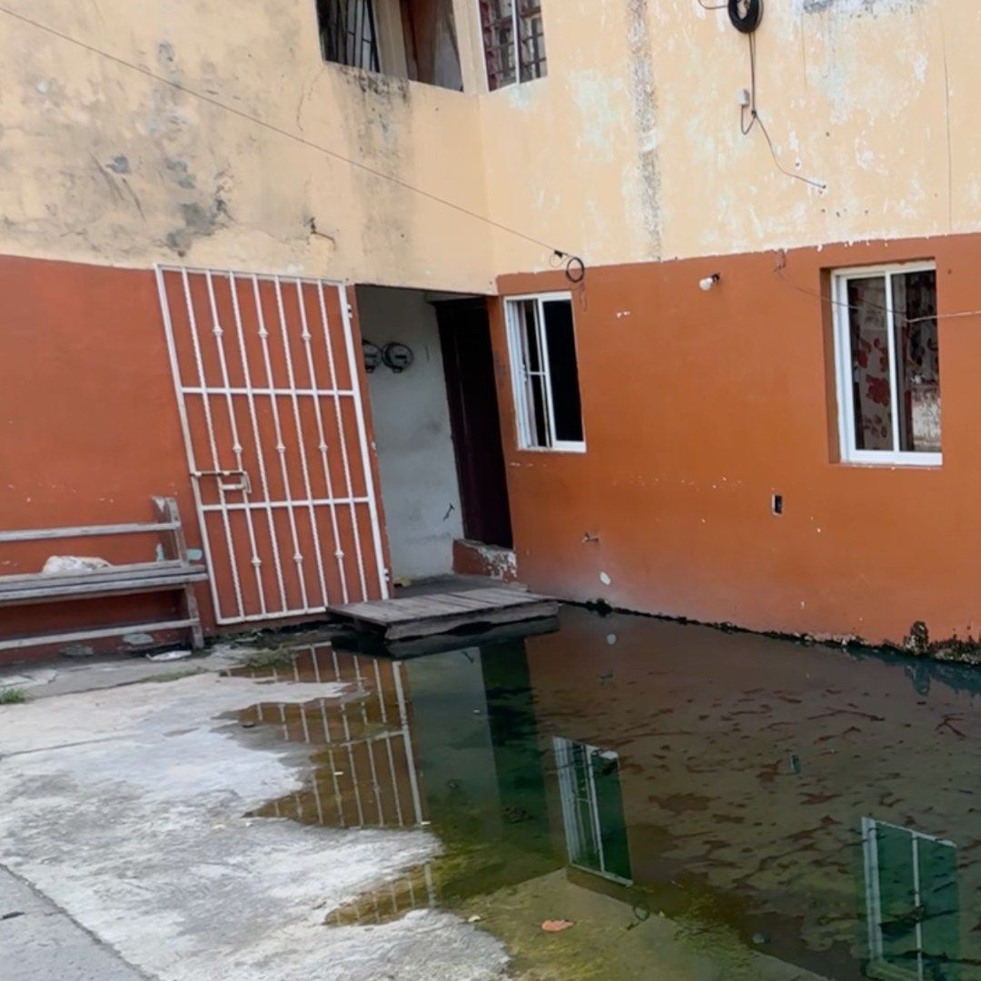 Adultos mayores viven rodeados de aguas negras en Boca del Río