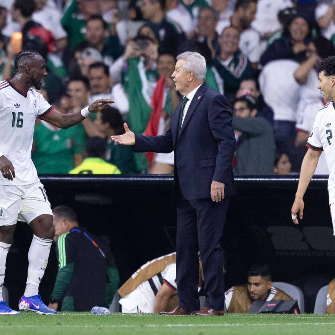 Javier Aguirre celebra el gol de Julián Quiñones