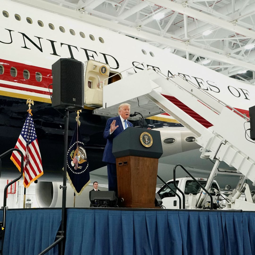 Donald Trump pronuncia un discurso en la Base Conjunta Andrews frente al avión donado por Catar y que se utilizará como Air Force One.