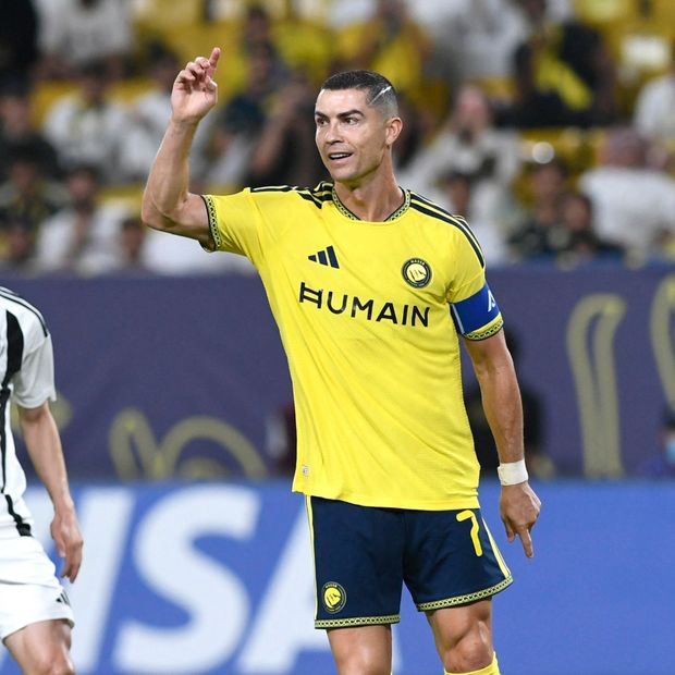Cristiano Ronaldo festeja el 2-0 que marcó con su equipo, Al Nassr, ante el FK Neftchi Fergana