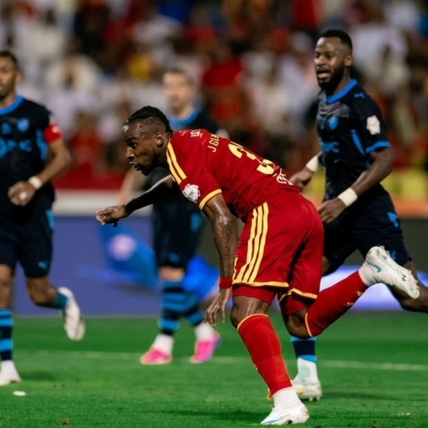 Julián Quiñones marcó el 1-1 de su equipo luego de media hora de juego en la Liga de Arabia Saudita