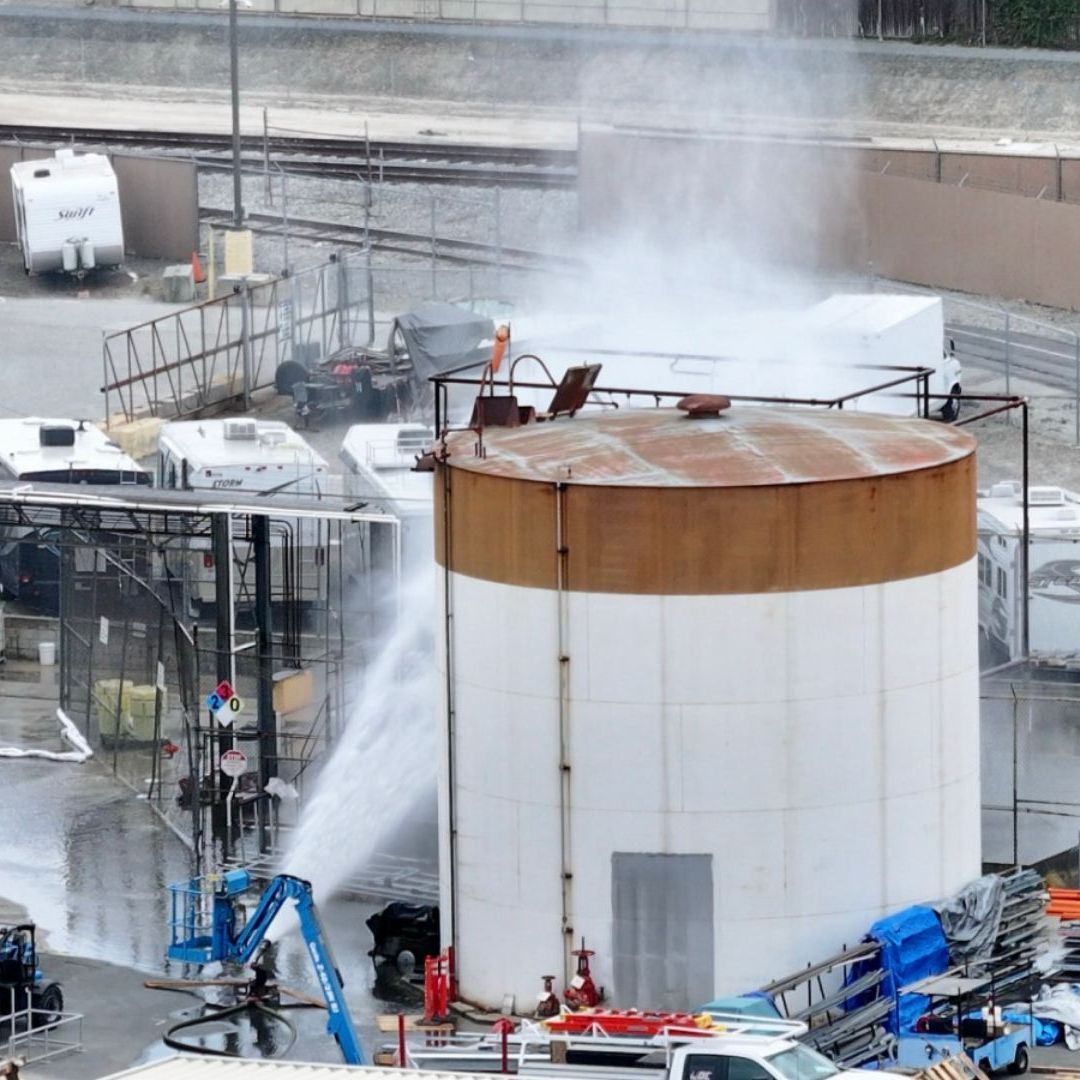 El viernes 22 de mayo de 2026, en una planta aeroespacial en Garden Grove, California, se rocía agua sobre un tanque que se sobrecalentó.