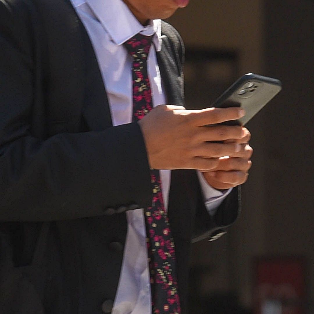 Hombre usa su celular mientras camina por calles del Valle de México en enero 2026. Foto: Cuartoscuro | Archivo