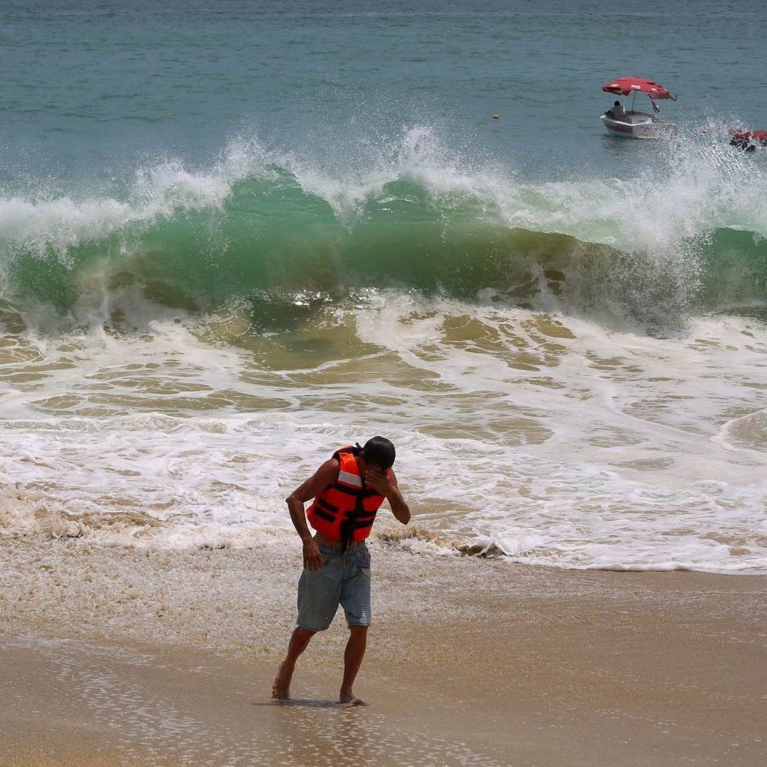 Mar de fondo en playas de Acapulco, Guerrero