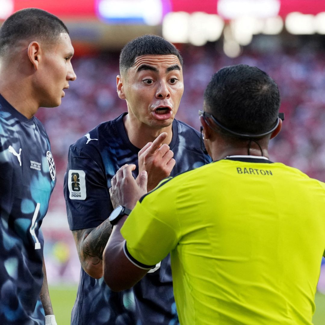 Miguel Almirón de Paraguay discute con el árbitro Iván Barton durante el partido ante Turquía.