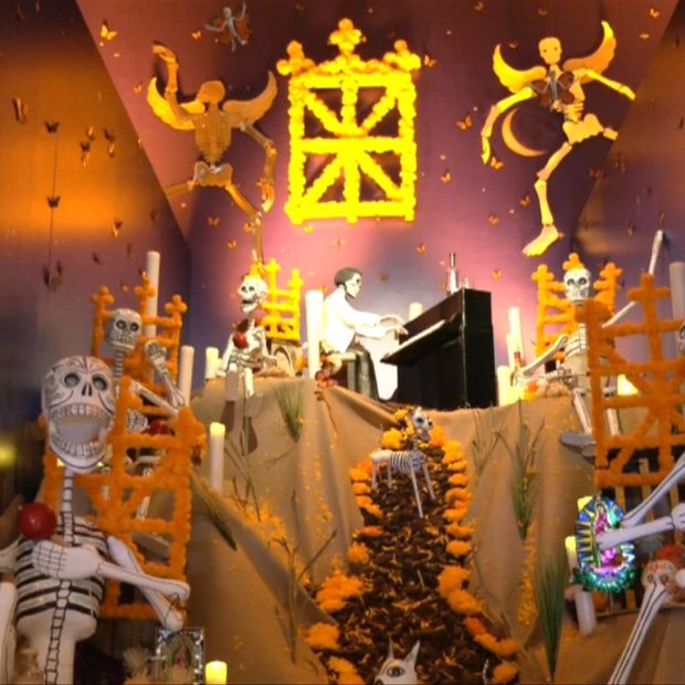 Altar de muertos montado en la Casa de México en Madrid, España