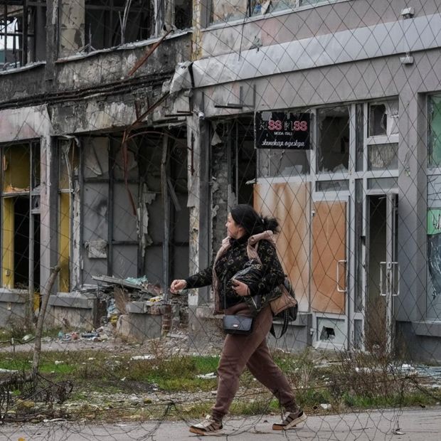 Una mujer camina por una calle cubierta con una red antidrones, en medio del ataque de Rusia contra Ucrania, en Jersón, el 27 de octubre de 2026. Foto: Reuters