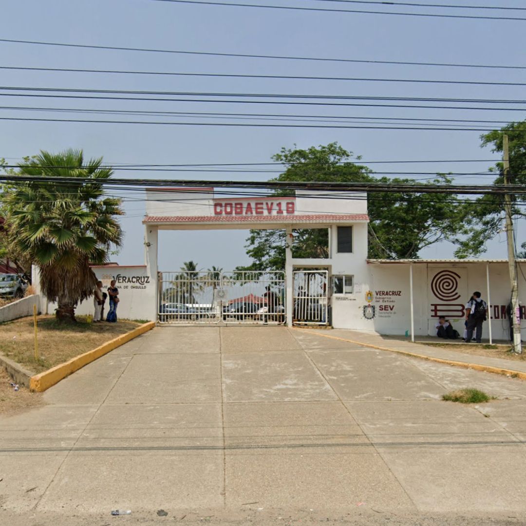 Alumna Sufre Presunta Crisis y Agrede a Maestro en COBAEV 18 de Veracruz