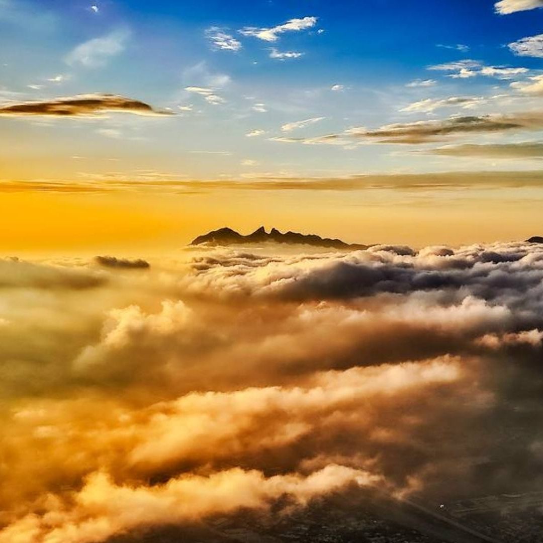 Amanecer en la ciudad de las montañas